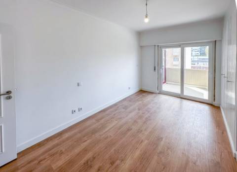 Apartamento T3 totalmente remodelado com parqueamento e arrecadação na Estrada da Luz, Lisboa
