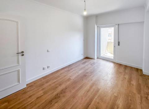 Apartamento T3 totalmente remodelado com parqueamento e arrecadação na Estrada da Luz, Lisboa