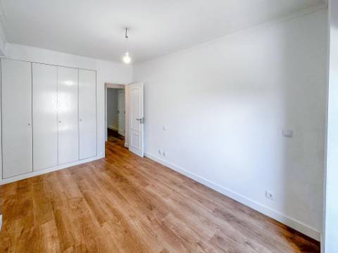Apartamento T3 totalmente remodelado com parqueamento e arrecadação na Estrada da Luz, Lisboa
