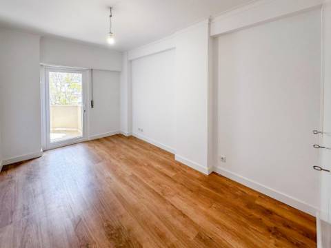 Apartamento T3 totalmente remodelado com parqueamento e arrecadação na Estrada da Luz, Lisboa