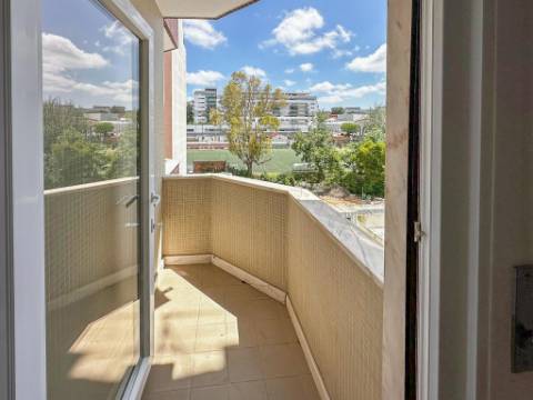 Apartamento T3 totalmente remodelado com parqueamento e arrecadação na Estrada da Luz, Lisboa