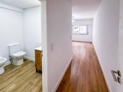 Apartamento T3 totalmente remodelado com parqueamento e arrecadação na Estrada da Luz, Lisboa