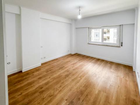 Apartamento T3 totalmente remodelado com parqueamento e arrecadação na Estrada da Luz, Lisboa