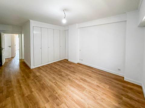 Apartamento T3 totalmente remodelado com parqueamento e arrecadação na Estrada da Luz, Lisboa