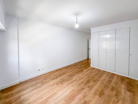 Apartamento T3 totalmente remodelado com parqueamento e arrecadação na Estrada da Luz, Lisboa