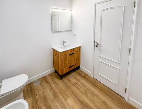 Apartamento T3 totalmente remodelado com parqueamento e arrecadação na Estrada da Luz, Lisboa