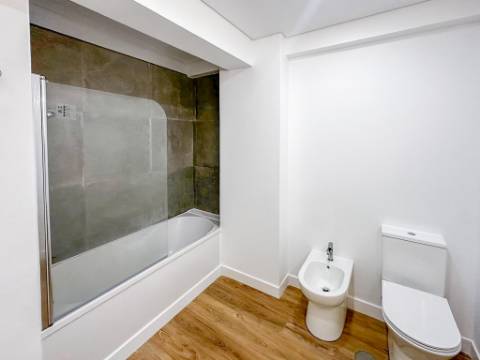 Apartamento T3 totalmente remodelado com parqueamento e arrecadação na Estrada da Luz, Lisboa