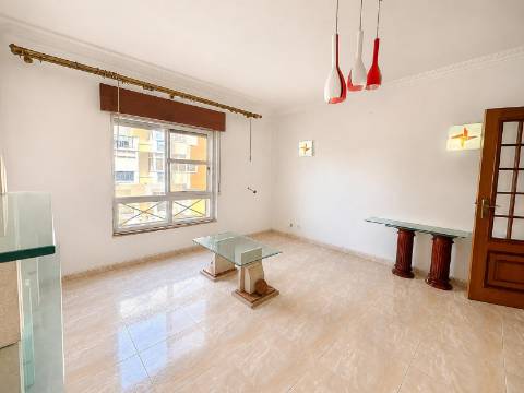 Apartamento T2 à venda na Tapada das Mercês, Sintra, perto da Estação
