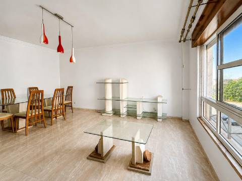 Apartamento T2 à venda na Tapada das Mercês, Sintra, perto da Estação