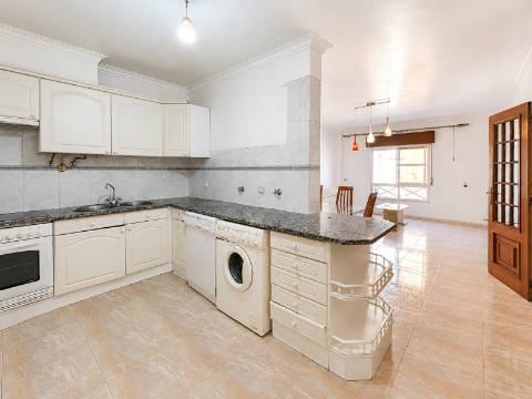 Apartamento T2 à venda na Tapada das Mercês, Sintra, perto da Estação