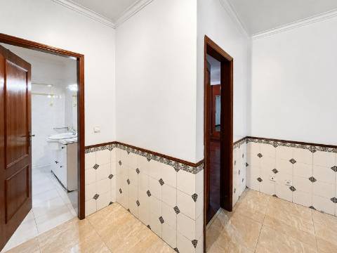 Apartamento T2 à venda na Tapada das Mercês, Sintra, perto da Estação