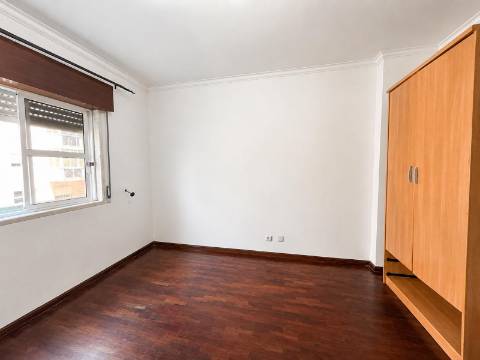 Apartamento T2 à venda na Tapada das Mercês, Sintra, perto da Estação