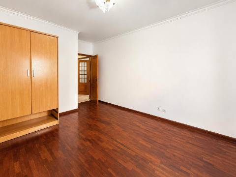 Apartamento T2 à venda na Tapada das Mercês, Sintra, perto da Estação