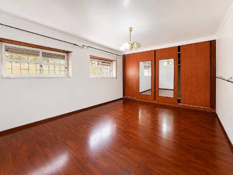 Apartamento T2 à venda na Tapada das Mercês, Sintra, perto da Estação