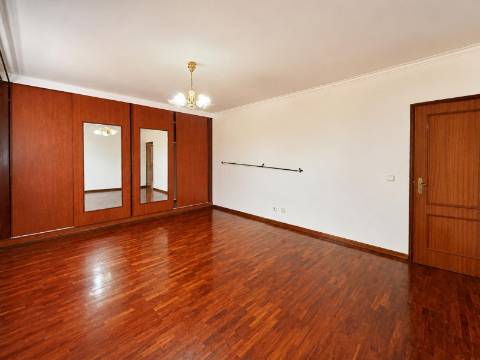 Apartamento T2 à venda na Tapada das Mercês, Sintra, perto da Estação