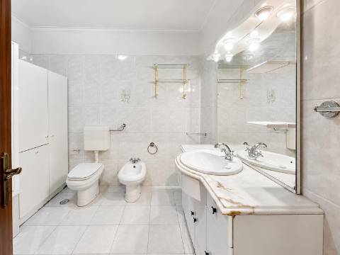 Apartamento T2 à venda na Tapada das Mercês, Sintra, perto da Estação