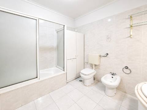 Apartamento T2 à venda na Tapada das Mercês, Sintra, perto da Estação