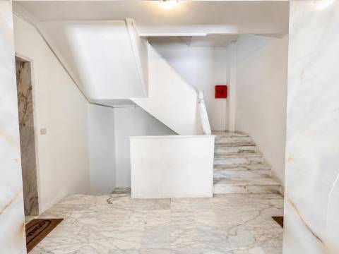 Apartamento T2 à venda na Tapada das Mercês, Sintra, perto da Estação