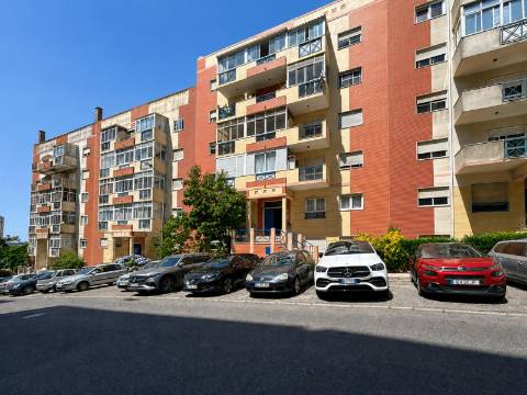 Apartamento T2 à venda na Tapada das Mercês, Sintra, perto da Estação