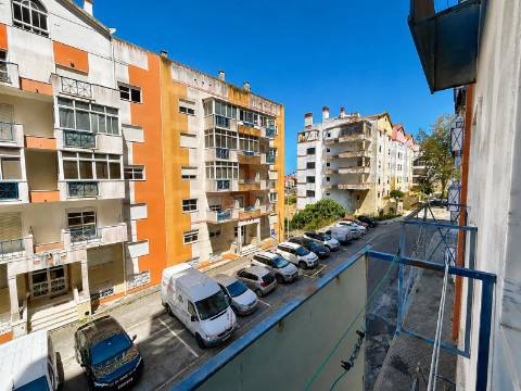Apartamento T2 à venda na Tapada das Mercês, Sintra, perto da Estação