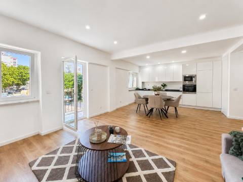 Apartamento T3 Remodelado à Venda na Rua da República da Bolívia, Benfica