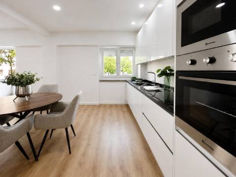 Apartamento T3 Remodelado à Venda na Rua da República da Bolívia, Benfica