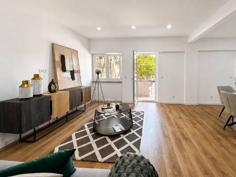 Apartamento T3 Remodelado à Venda na Rua da República da Bolívia, Benfica