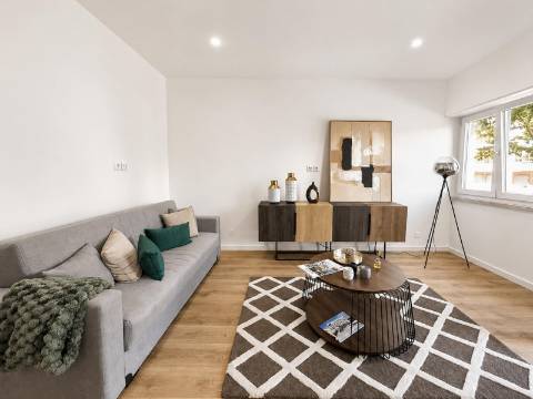 Apartamento T3 Remodelado à Venda na Rua da República da Bolívia, Benfica