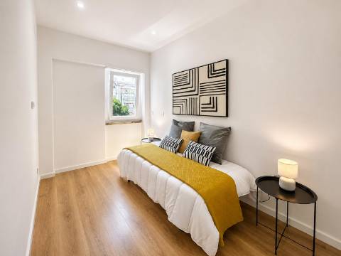 Apartamento T3 Remodelado à Venda na Rua da República da Bolívia, Benfica