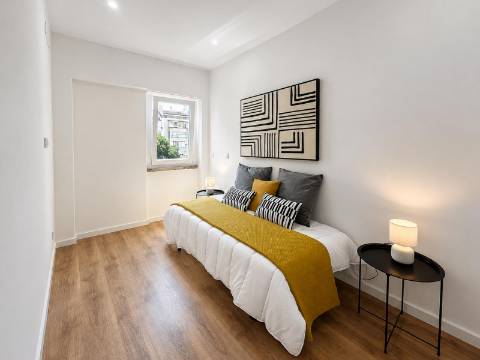 Apartamento T3 Remodelado à Venda na Rua da República da Bolívia, Benfica