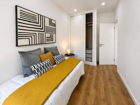 Apartamento T3 Remodelado à Venda na Rua da República da Bolívia, Benfica