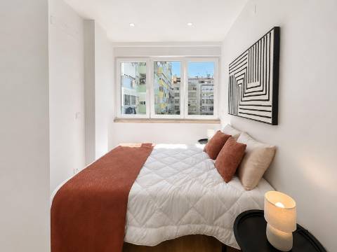 Apartamento T3 Remodelado à Venda na Rua da República da Bolívia, Benfica