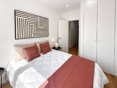 Apartamento T3 Remodelado à Venda na Rua da República da Bolívia, Benfica
