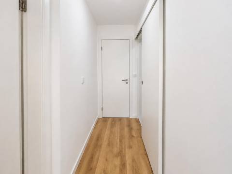 Apartamento T3 Remodelado à Venda na Rua da República da Bolívia, Benfica