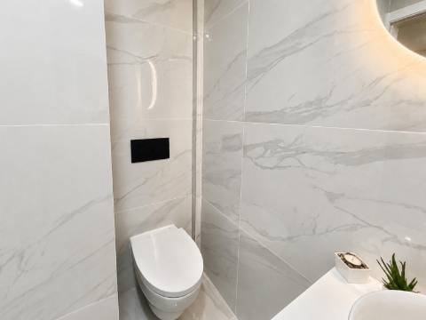 Apartamento T3 Remodelado à Venda na Rua da República da Bolívia, Benfica