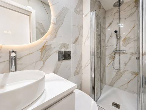 Apartamento T3 Remodelado à Venda na Rua da República da Bolívia, Benfica