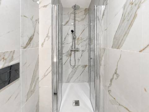 Apartamento T3 Remodelado à Venda na Rua da República da Bolívia, Benfica