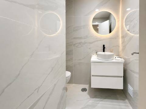Apartamento T3 Remodelado à Venda na Rua da República da Bolívia, Benfica