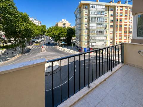Apartamento T3 Remodelado à Venda na Rua da República da Bolívia, Benfica
