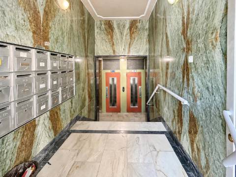 Apartamento T3 Remodelado à Venda na Rua da República da Bolívia, Benfica