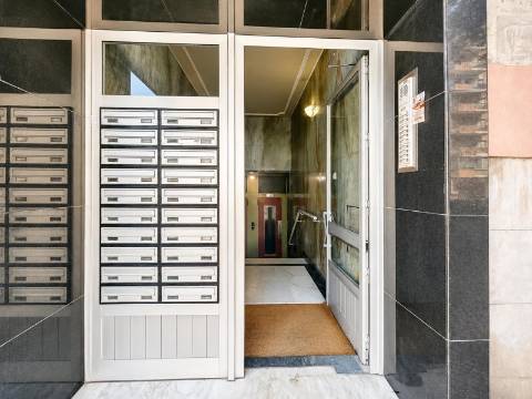 Apartamento T3 Remodelado à Venda na Rua da República da Bolívia, Benfica