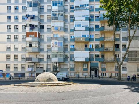 Apartamento T3 Remodelado à Venda na Rua da República da Bolívia, Benfica