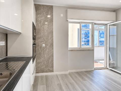 Apartamento T1 Totalmente Remodelado à Venda no Centro da Amadora, em Frente à Estação