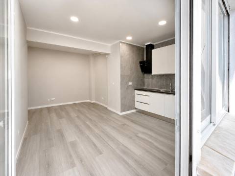 Apartamento T1 Totalmente Remodelado à Venda no Centro da Amadora, em Frente à Estação