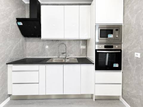 Apartamento T1 Totalmente Remodelado à Venda no Centro da Amadora, em Frente à Estação