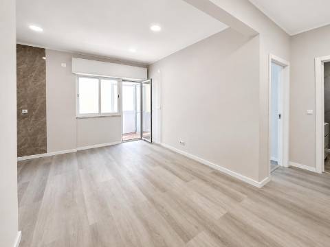 Apartamento T1 Totalmente Remodelado à Venda no Centro da Amadora, em Frente à Estação
