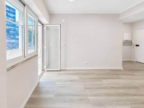 Apartamento T1 Totalmente Remodelado à Venda no Centro da Amadora, em Frente à Estação