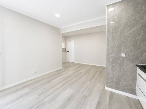 Apartamento T1 Totalmente Remodelado à Venda no Centro da Amadora, em Frente à Estação