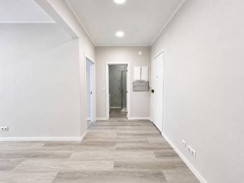 Apartamento T1 Totalmente Remodelado à Venda no Centro da Amadora, em Frente à Estação