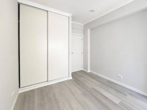 Apartamento T1 Totalmente Remodelado à Venda no Centro da Amadora, em Frente à Estação